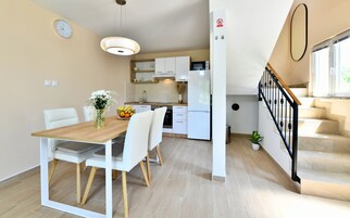 Studio Superior | Vardagsrum | 80-centimeters smart-tv med digitalkanaler och eldstad
