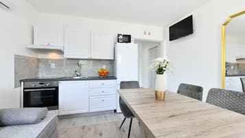 Klassieke studio | Privékeuken | Een koelkast/vriezer, een magnetron, een kookplaat, een espressoapparaat
