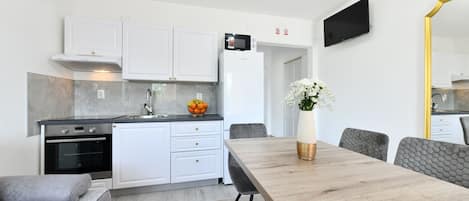 Monolocale Classic | Cucina privata | Frigorifero con congelatore, microonde, piano cottura