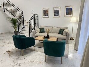 Estudio Deluxe | Área de sala de estar | Smart TV de 80 cm con canales digitales y chimenea 