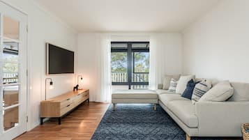 Smart TV, fireplace, ping pong, stereo