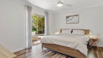 4 bedrooms, iron/ironing board, WiFi, bed sheets