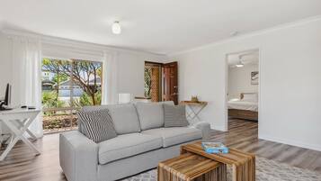 Smart TV, table tennis