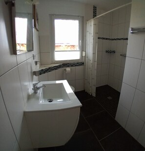 Dusche, Haartrockner, Seife, Toilettenpapier