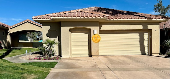 Property grounds - Rancho Relaxo
Modern home in the heart of Rancho Mirage 
3 bedrooms, 3 baths (Rancho Mirage)