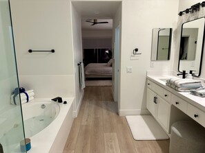 Shower, hair dryer, towels, soap - Rancho Relaxo
Modern home in the heart of Rancho Mirage 
3 bedrooms, 3 baths (Rancho Mirage)