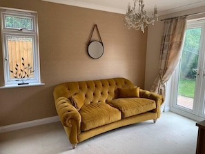 TV, fireplace - Thorn House a beautiful large house in Witney (Witney)