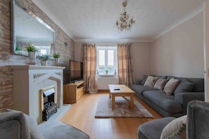 TV, fireplace - Thorn House a beautiful large house in Witney (Witney)