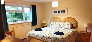 3 bedrooms, free WiFi, bed sheets - The Anchorage, Aberporth (Aberporth)