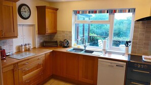 Køleskab, mikrobølgeovn, opvaskemaskine, brødrister