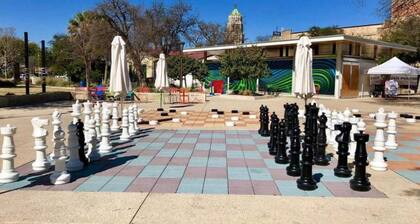 Remodeled Historic 1BR 1BA House Near Downtown