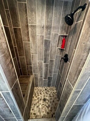 Toallas, jabón, shampoo, papel de baño 