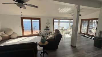 Smart TV, fireplace, stereo