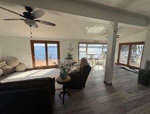 Smart TV, fireplace, stereo