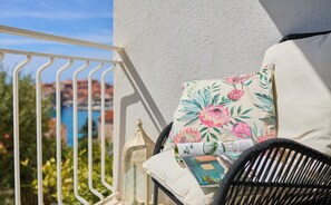 Unclassified image, 2 of 53, button