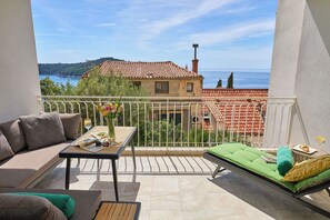 Unclassified image, 5 of 53, button