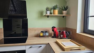 Frigorifero, microonde, forno, piano cottura