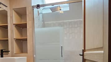 Douche, sĂšche-cheveux, serviettes fournies, savon