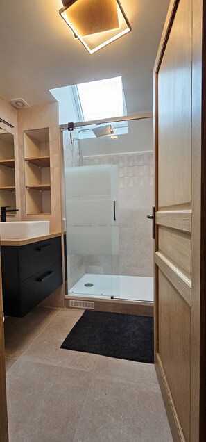 Douche, sĂšche-cheveux, serviettes fournies, savon