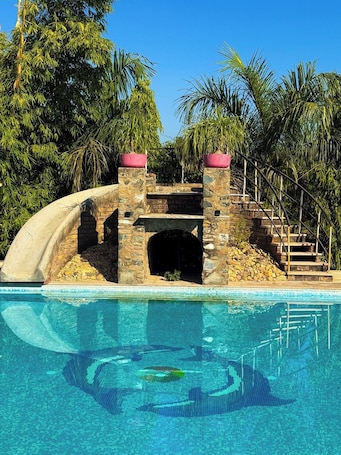 Outdoor pool. Green Valley Sariska