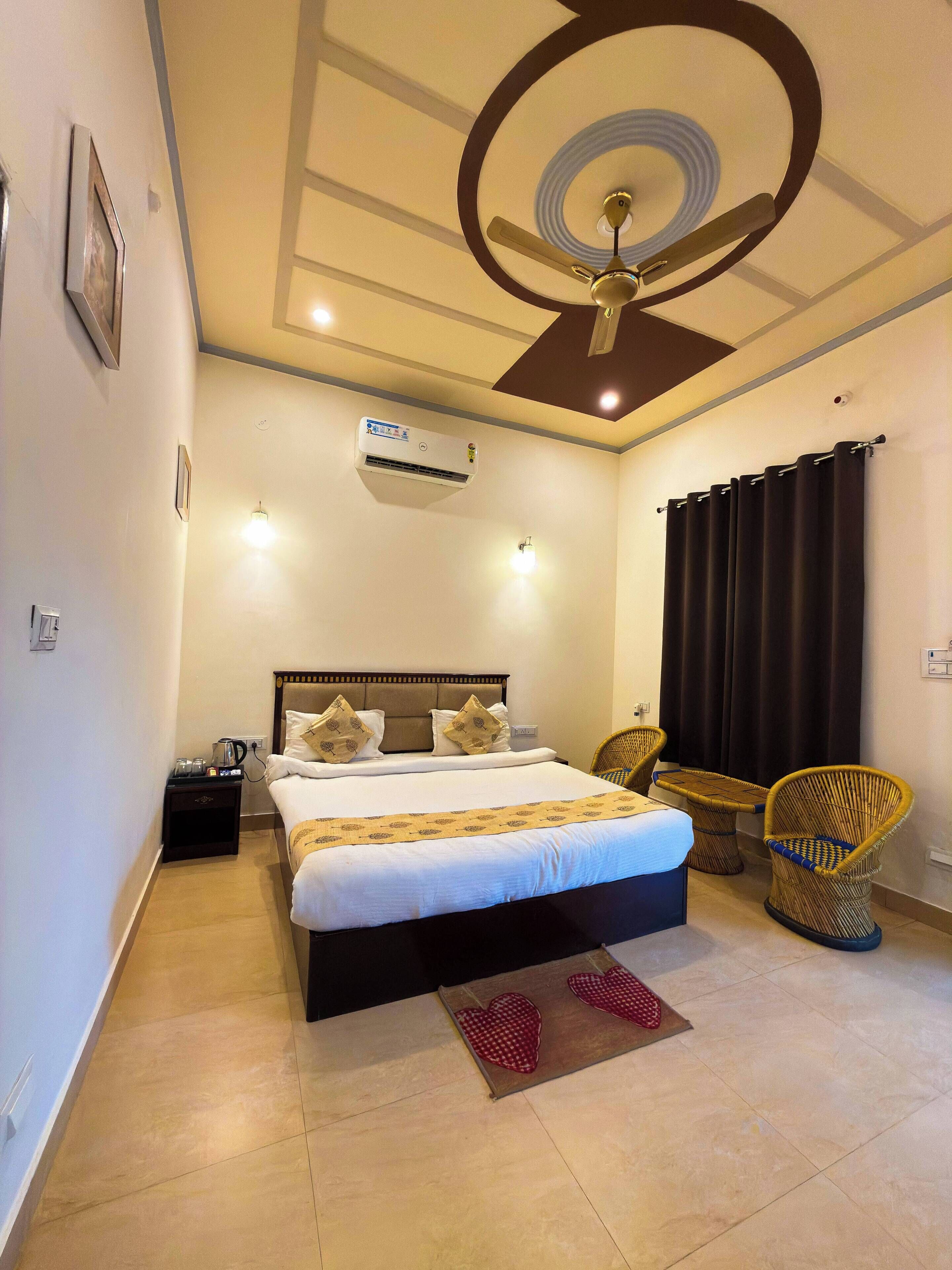 Hypo-allergenic bedding, blackout drapes, free WiFi