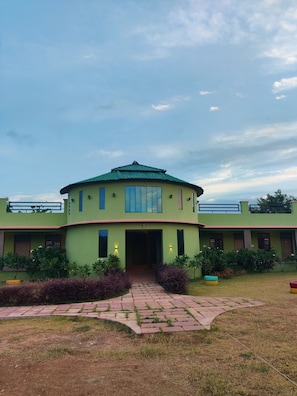 Hypo-allergenic bedding, blackout drapes, free WiFi