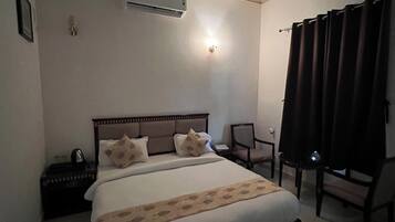 Deluxe Room | Hypo-allergenic bedding, blackout drapes, free WiFi