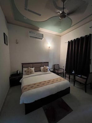 Deluxe Room | Hypo-allergenic bedding, blackout drapes, free WiFi