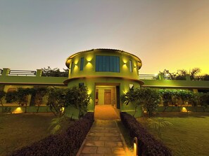 Vista frontal de la propiedad