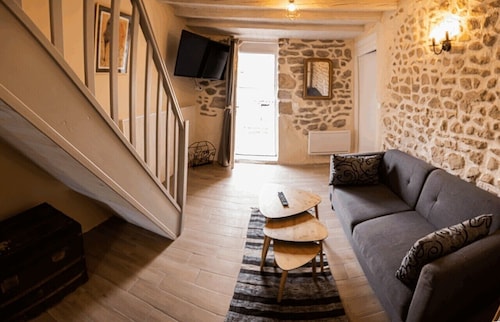 Location Saisonnière en Pierre à 2 pas de la Forêt Avec Terrasse Privative