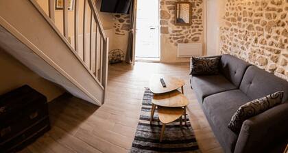 Location Saisonnière en Pierre à 2 pas de la Forêt Avec Terrasse Privative
