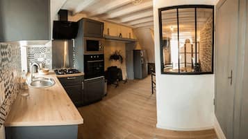 Geladeira, micro-ondas, fogão, cooktop