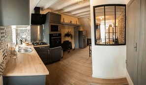 Kjøleskap, mikrobølgeovn, ovn og kokeplater