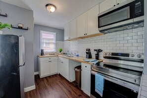 Private kitchen - Opulent Comfort with ShellCrestCorp Apt 101 (Memphis)