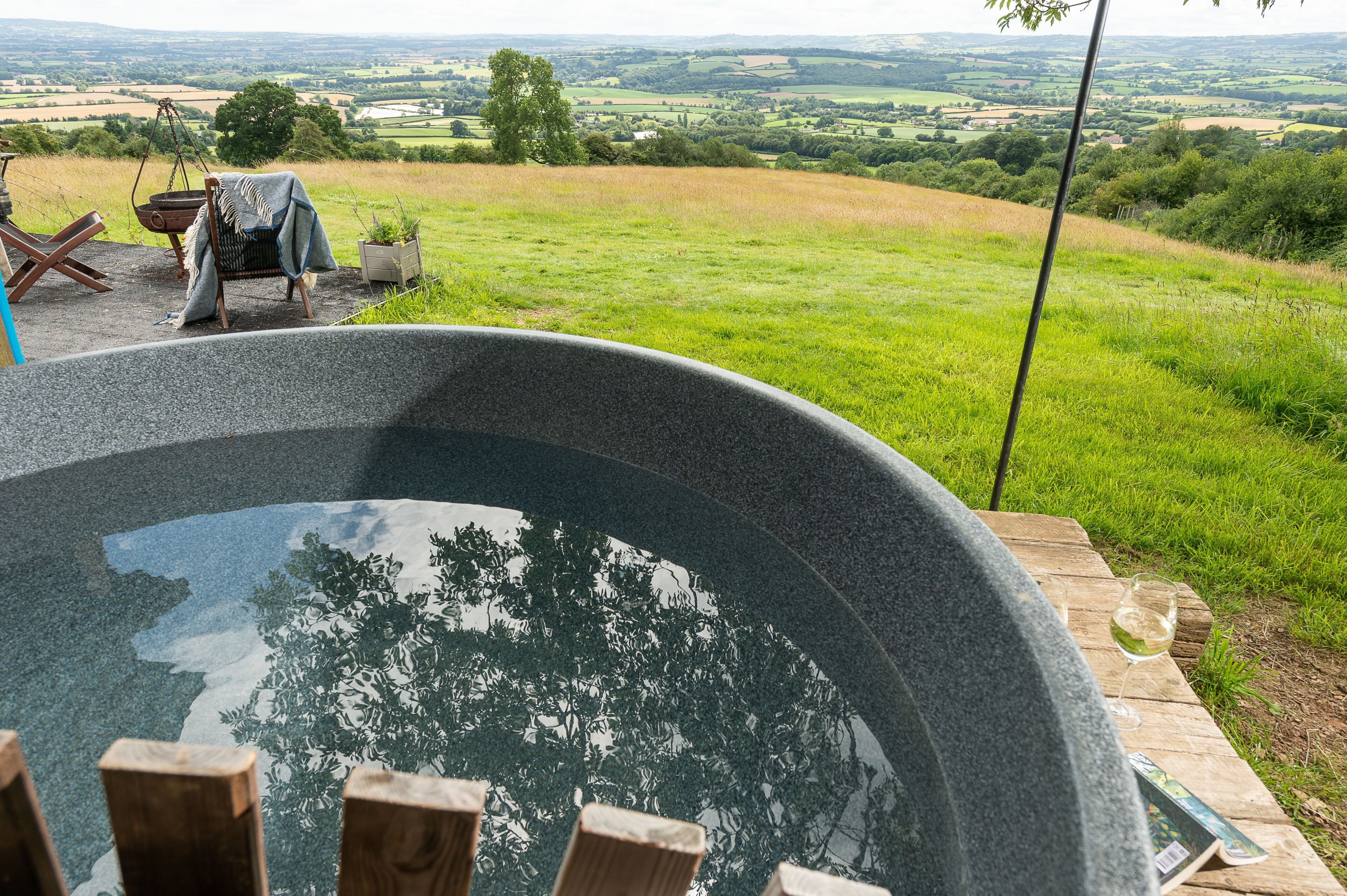 Outdoor spa tub