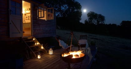 Shepherd Hut with free Hot Tub, Wifi and Breakfast Hamper.