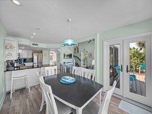 Dining - SEA TURTLE COVE-BEACHFRONT LUXURY-3 BR/2BA Pool/Hot tub combo - Golf Cart (Captiva)