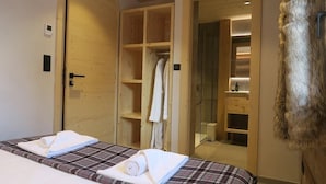 Ein Hotelzimmer mit zwei Betten, einem Holzschrank und einem Fellmantel an der Wand.