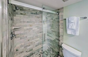 Sèche-cheveux, serviettes fournies, savon, shampoing