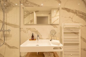 Hårføner og håndklær