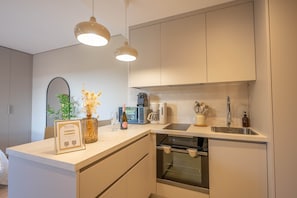 Réfrigérateur, four à micro-ondes, un four, surface de cuisson