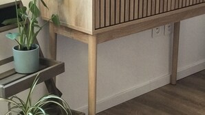 A wooden desk with a plant on a side table. - Charmant Studio Proche Centre Ambiance Cosy (Beauvais)