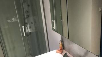 Een douche, een haardroger, handdoeken, zeep