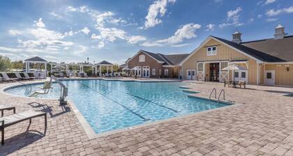 LOCAL HOST! 3BR at Governor's Green. Prime Location - Indoor/Outdoor Pools!