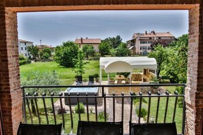 Outdoor spa tub - Apartment Tina with Jacuzzi (Varvari)