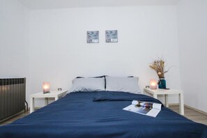 4 bedrooms, in-room safe, iron/ironing board, travel crib - Apartment Tina with Jacuzzi (Varvari)