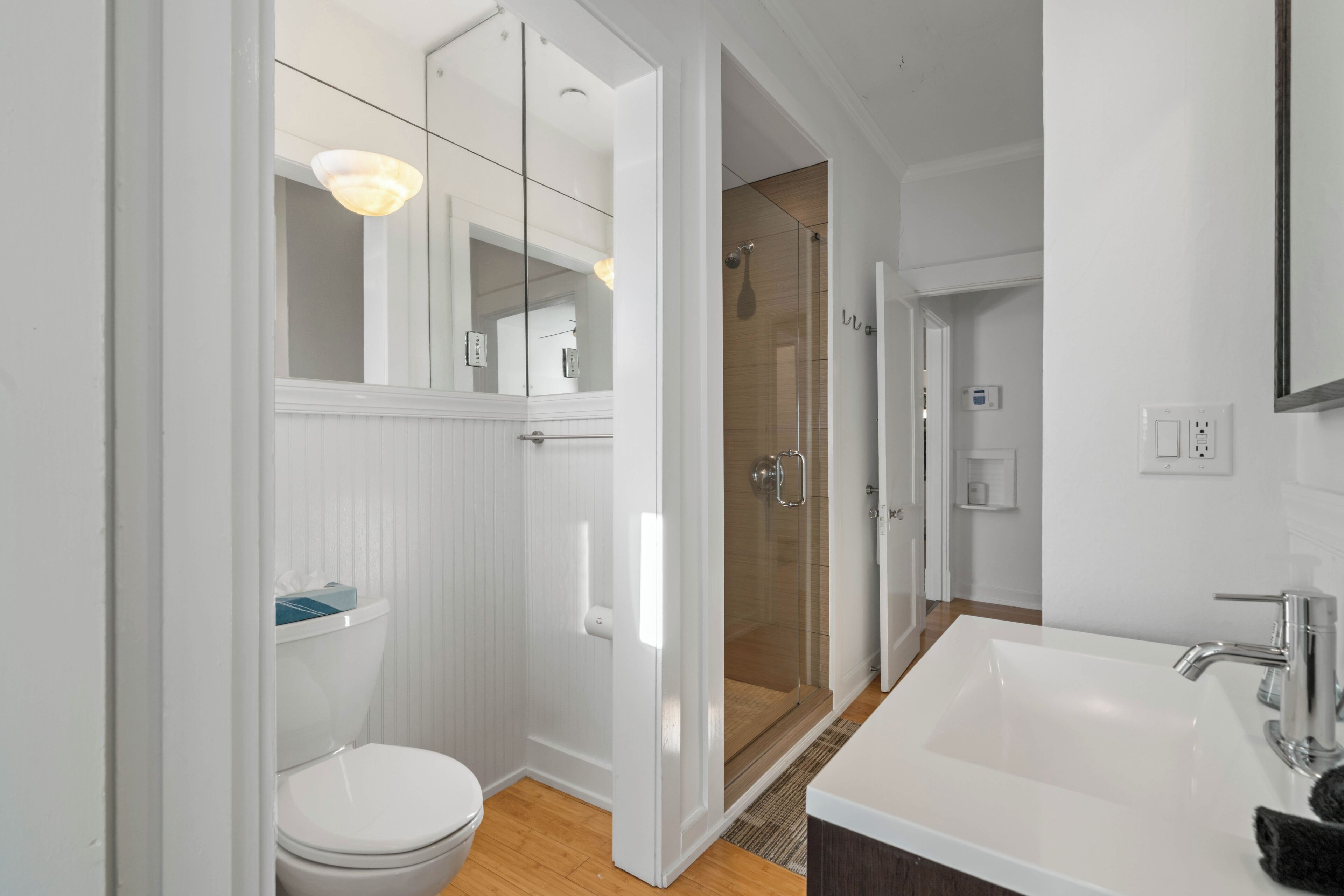 Deluxe Apartment | Bathroom | Free toiletries, hair dryer, towels, soap