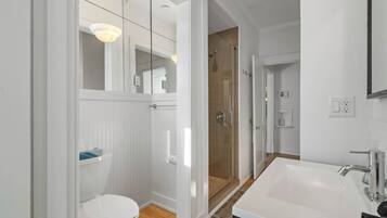 Deluxe Apartment | Bathroom | Free toiletries, hair dryer, towels, soap