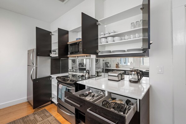 Apartamento Deluxe | Cocina privada | Frigorífico grande, microondas, horno y placa de cocina