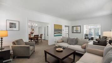 Căn hộ Deluxe | Khu phòng khách | Smart TV 60-inch có truyền hình kỹ thuật số, dịch vụ stream, văn phòng